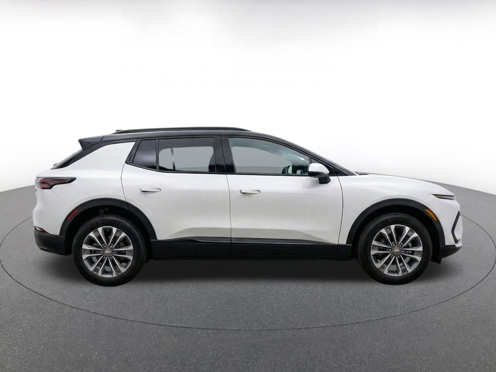 Used 2025 Chevrolet Equinox LT AWD/4WD image 8