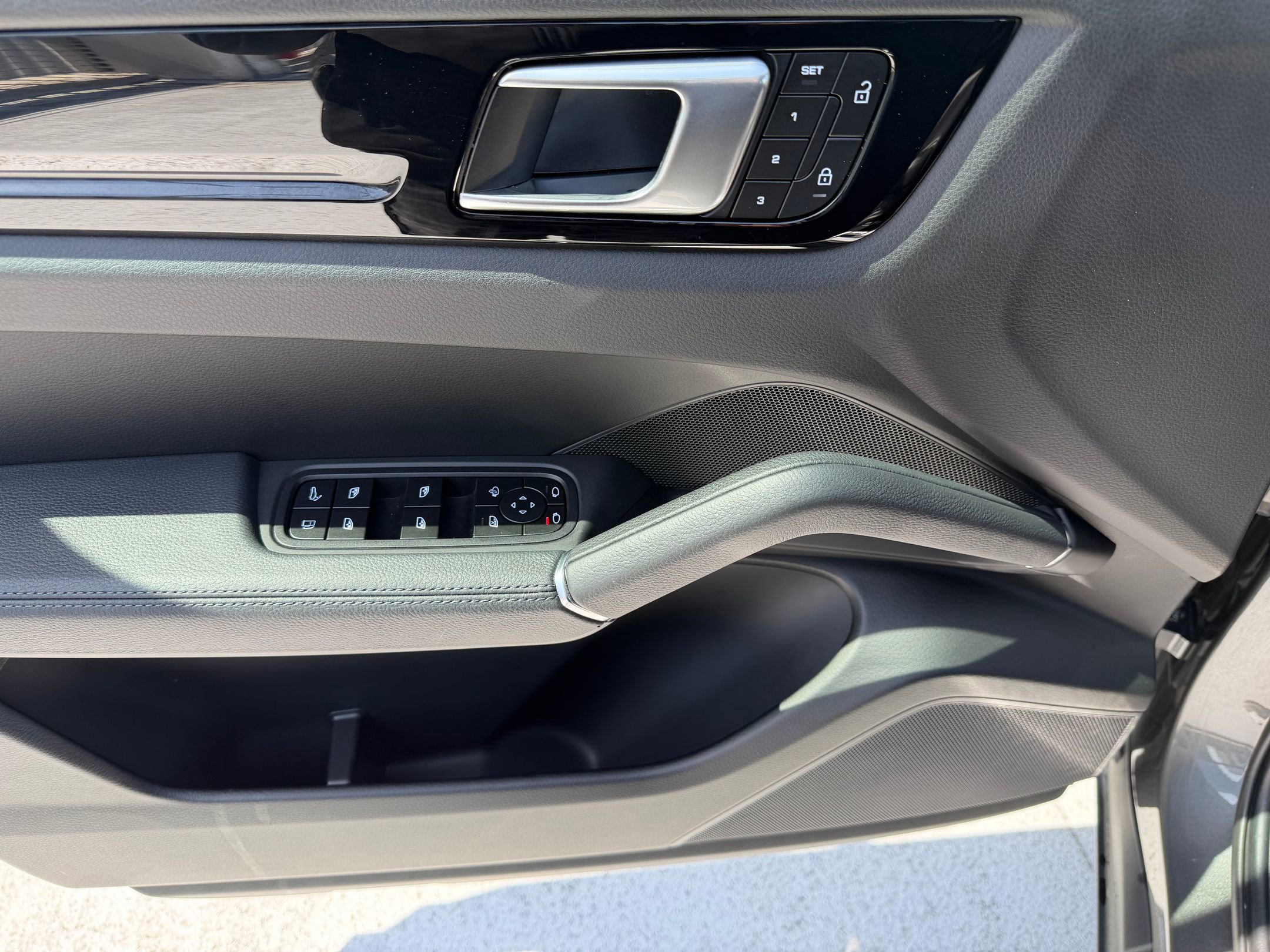 Used 2023 Porsche Cayenne E-Hybrid image 25