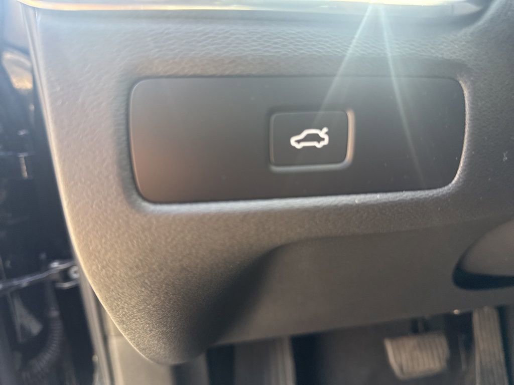 Used 2025 Volvo XC60 B5 Plus AWD/4WD image 13