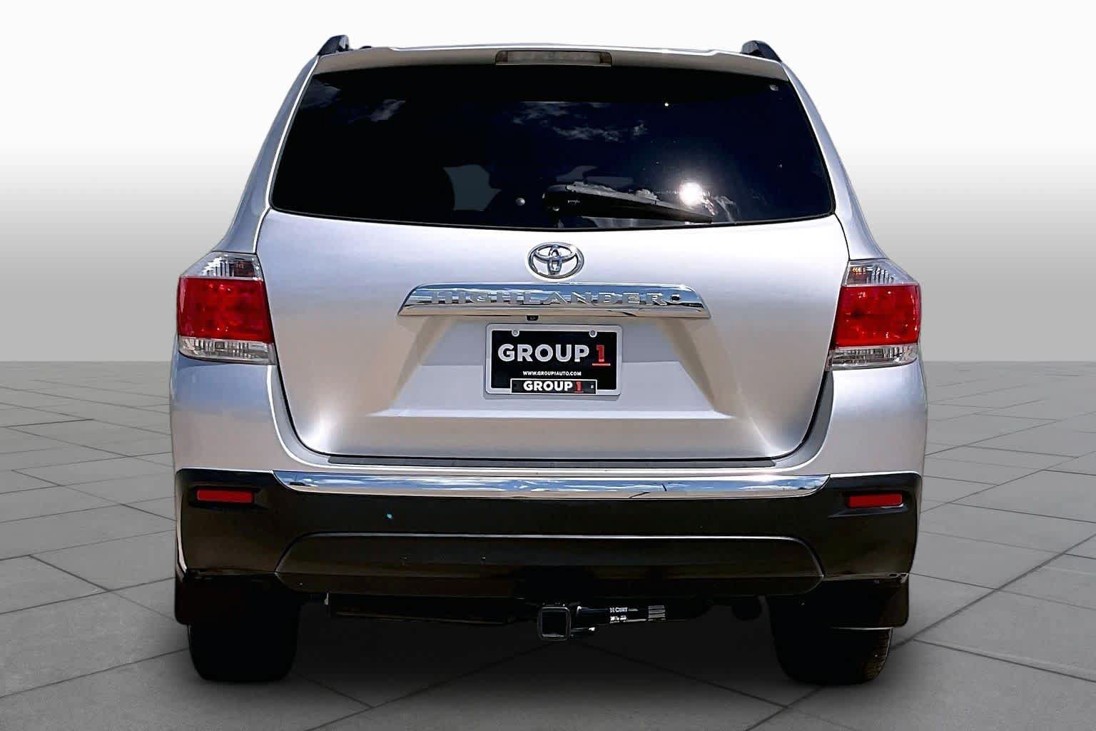 Used 2012 Toyota Highlander Limited w/ Tow Pkg FWD image 4