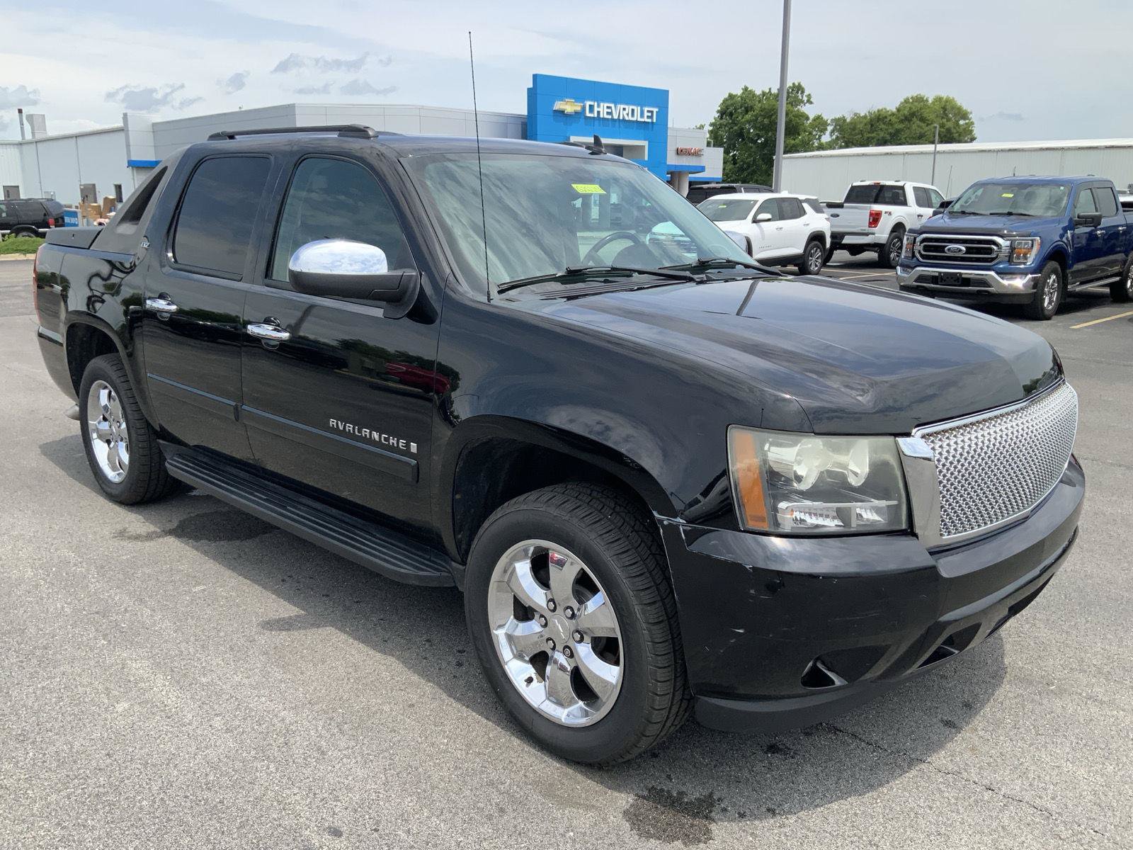 Used 2008 Chevrolet Avalanche LTZ w/ LTZ Preferred Equipment Group AWD/4WD image 2
