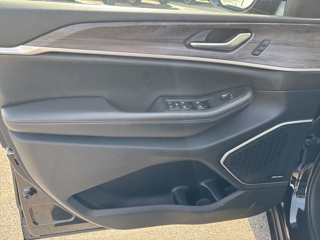 Used 2022 Jeep Grand Cherokee L Limited image 9