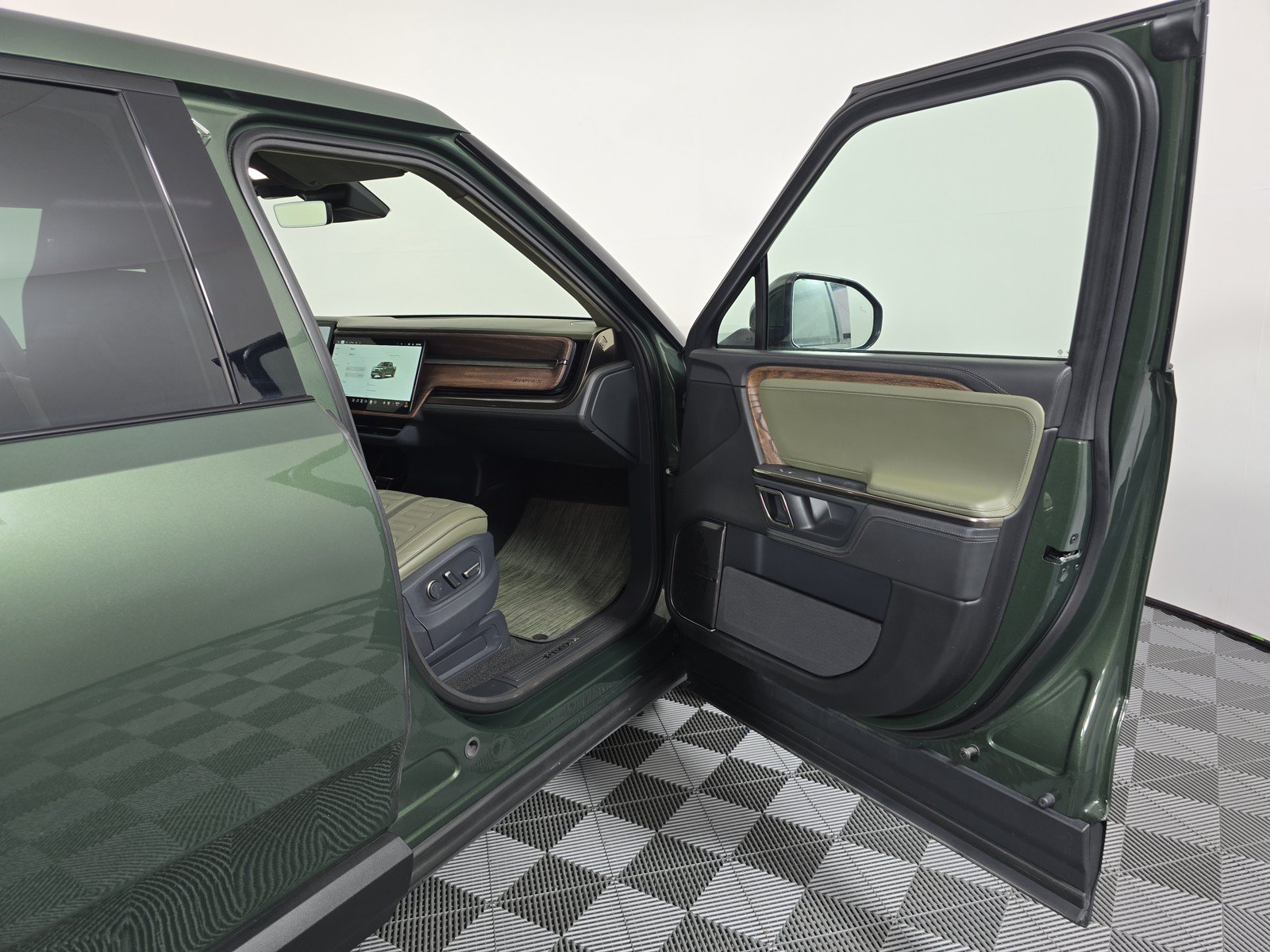 Used 2022 Rivian R1T Adventure AWD/4WD image 18