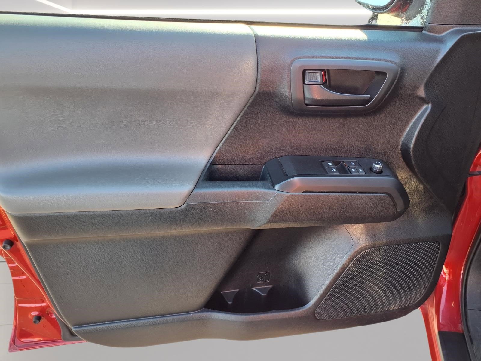 Used 2017 Toyota Tacoma SR image 10