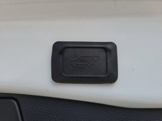 Used 2020 Toyota RAV4 XLE w/ Convenience Package FWD image 7