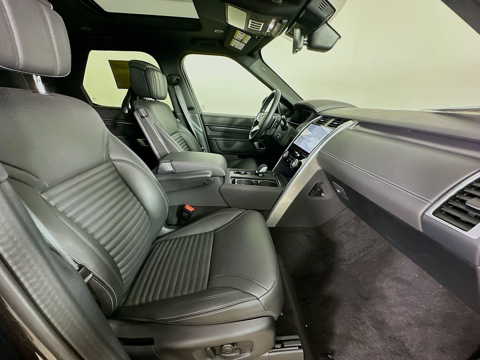 Used 2025 Land Rover Discovery Metropolitan Edition AWD/4WD image 44