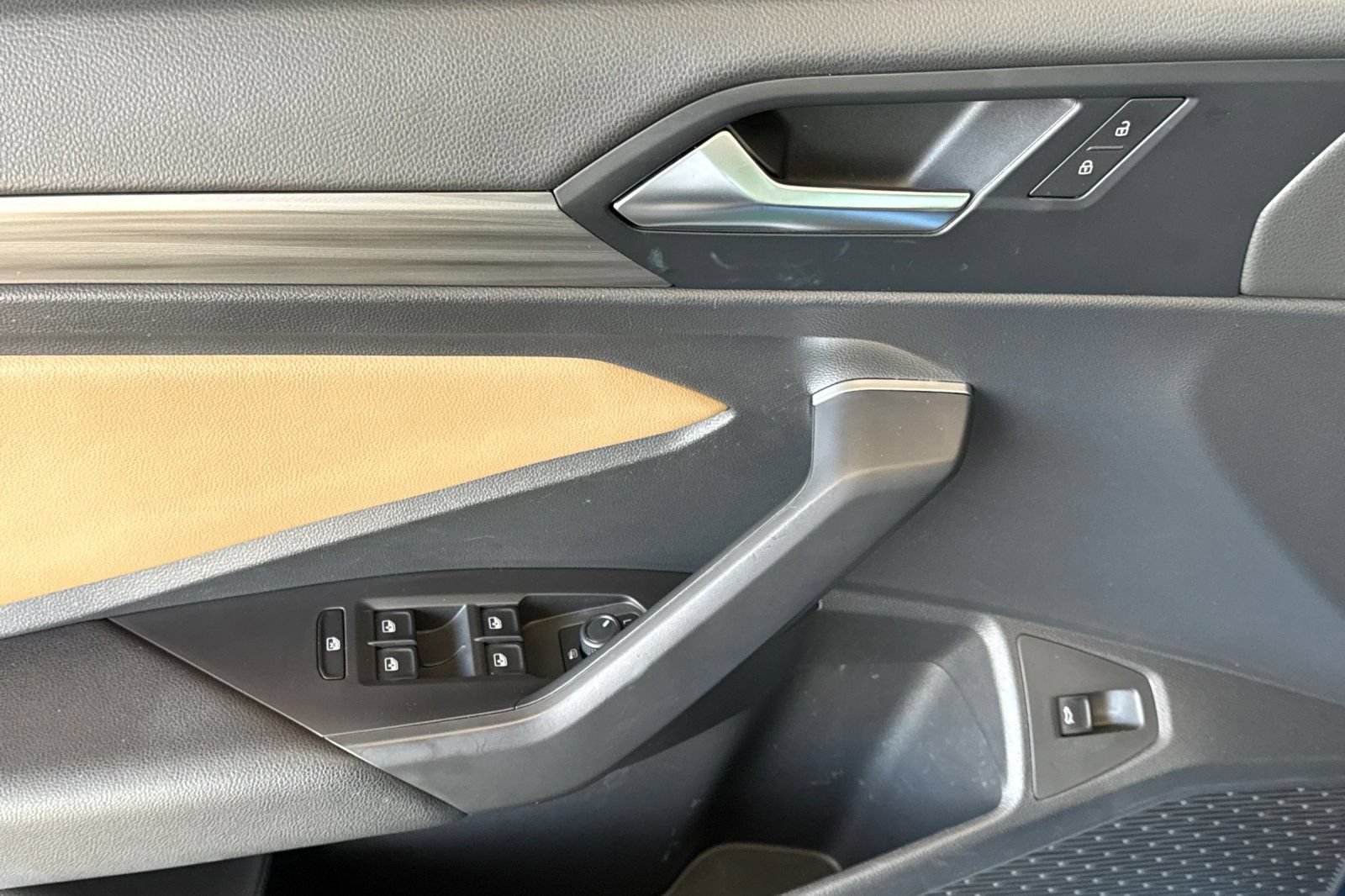 Used 2019 Volkswagen Jetta SEL w/ Cold Weather Package FWD image 11