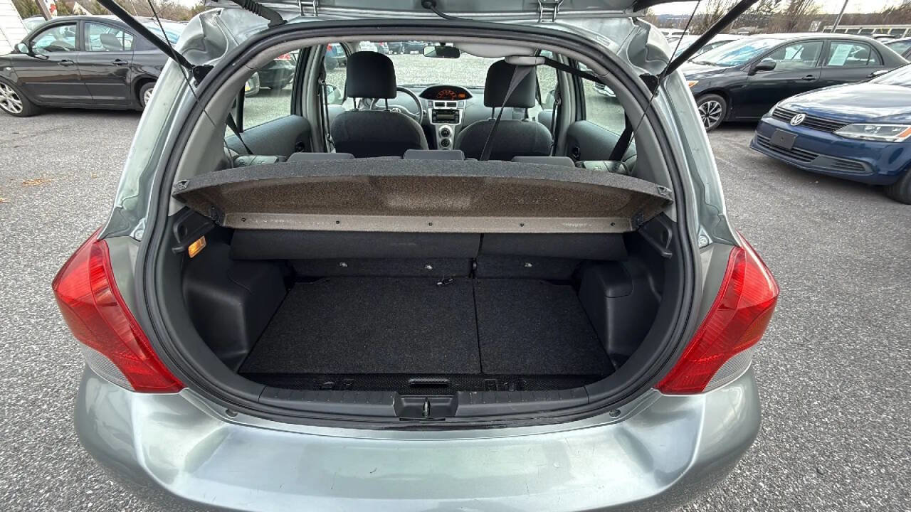 Used 2010 Toyota Yaris 4-Door Hatchback image 13