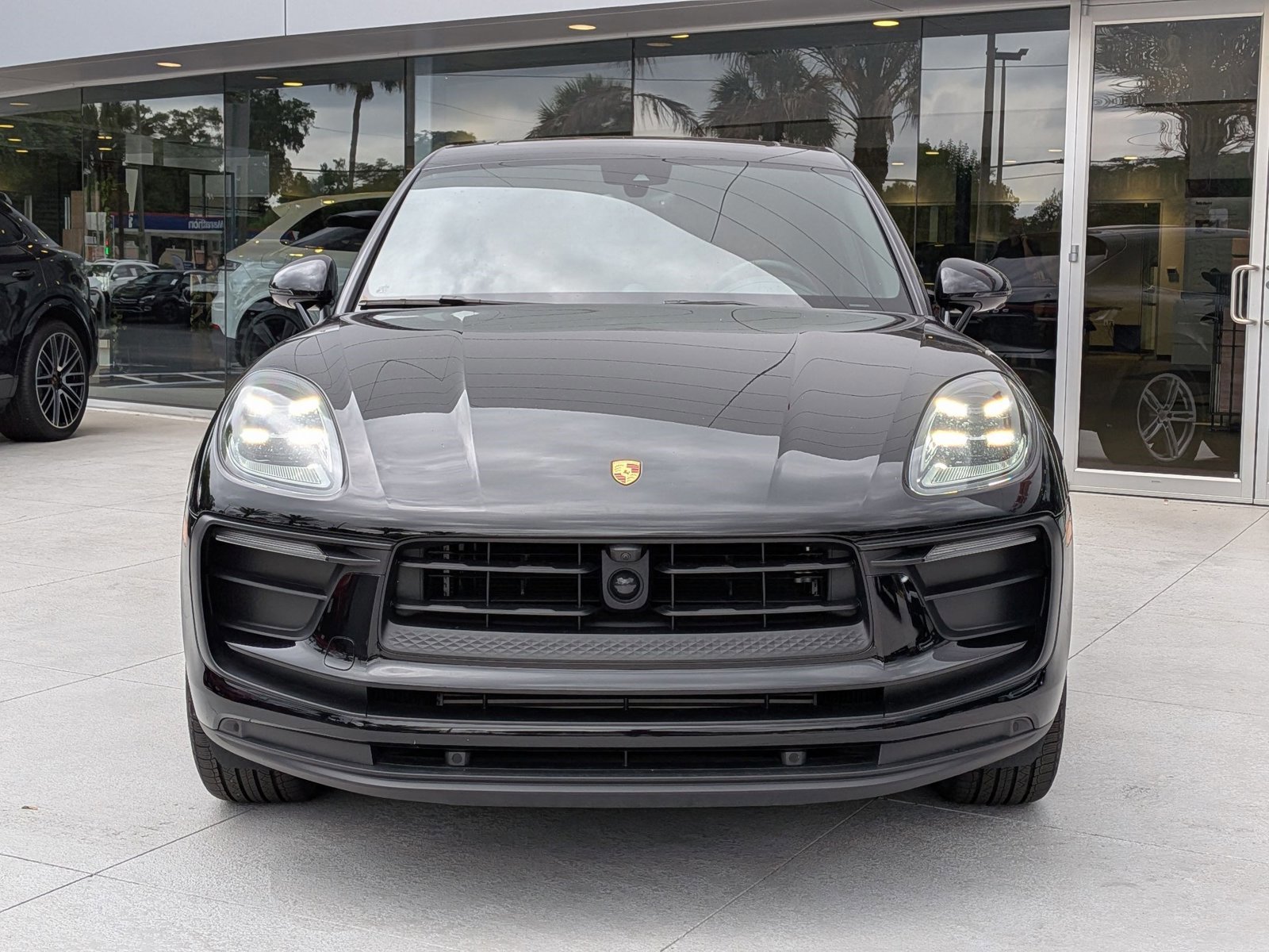 Certified 2025 Porsche Macan AWD/4WD image 6