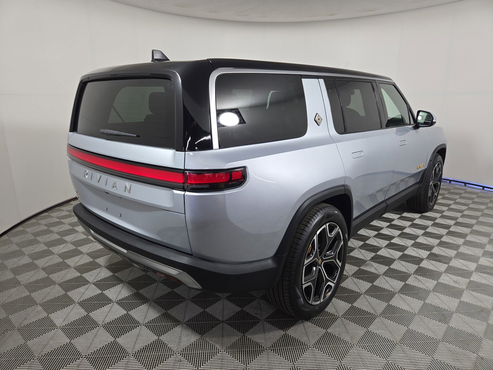 Used 2024 Rivian R1S Adventure image 5