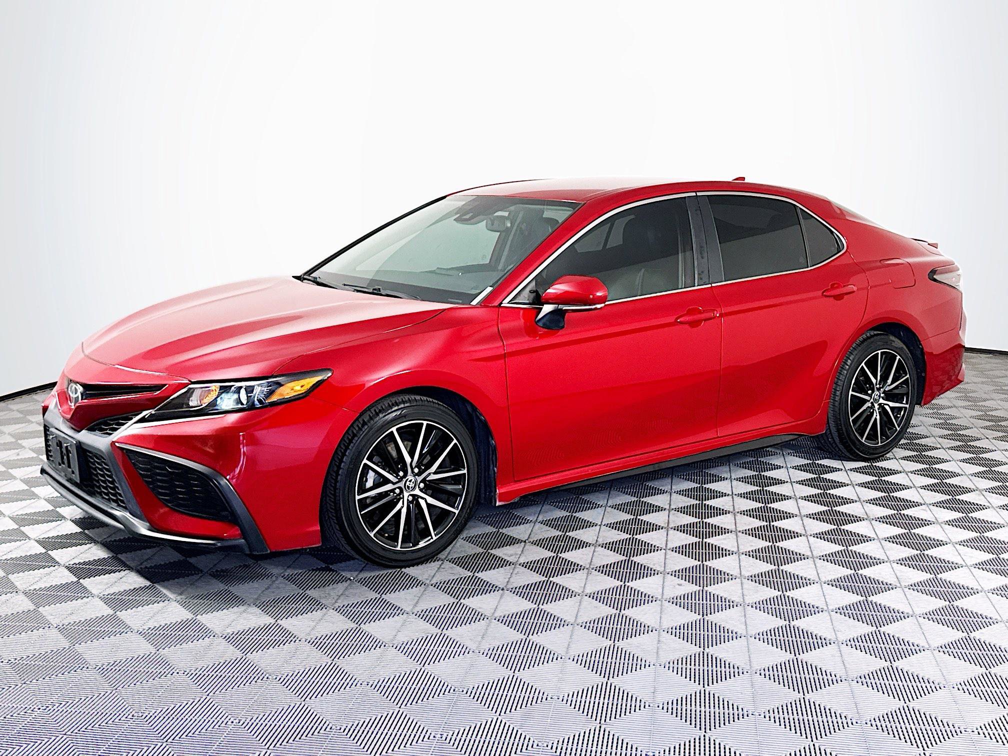 Used 2021 Toyota Camry SE w/ Convenience Package FWD image 4