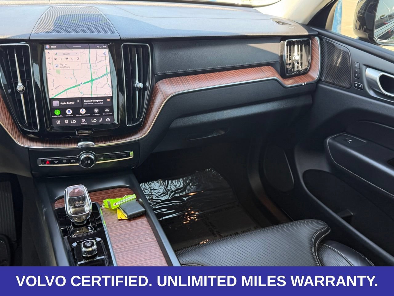 Certified 2024 Volvo XC60 T8 Ultimate w/ Protection Package Premier AWD/4WD image 16