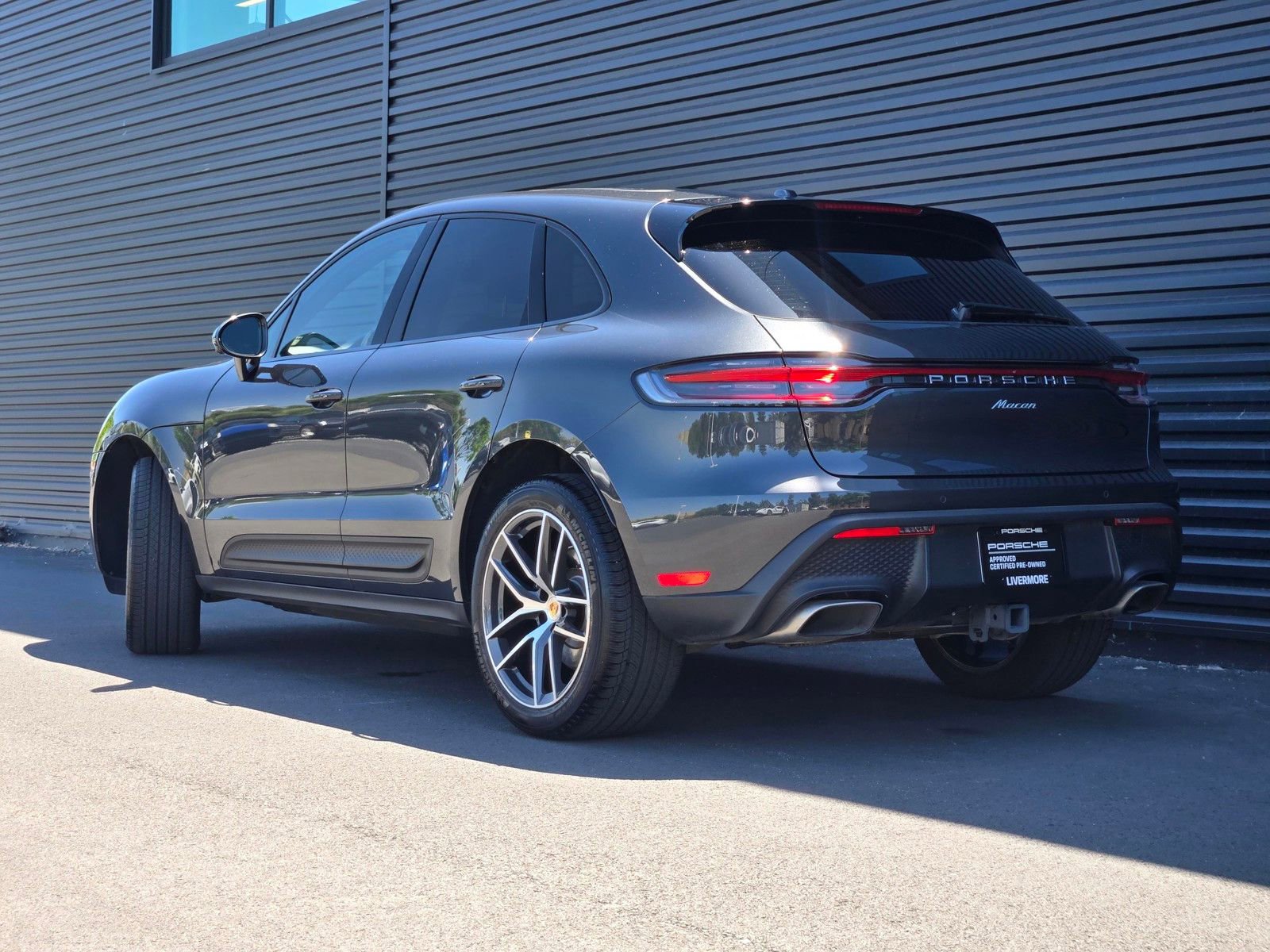Certified 2025 Porsche Macan AWD/4WD image 3