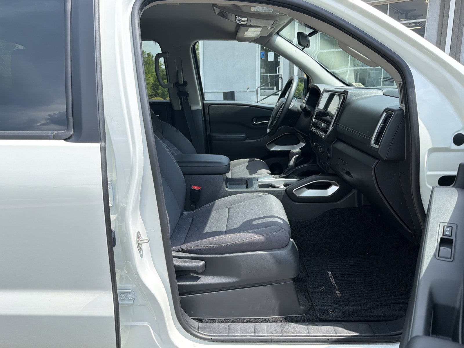 Used 2025 Nissan Frontier SV RWD image 32