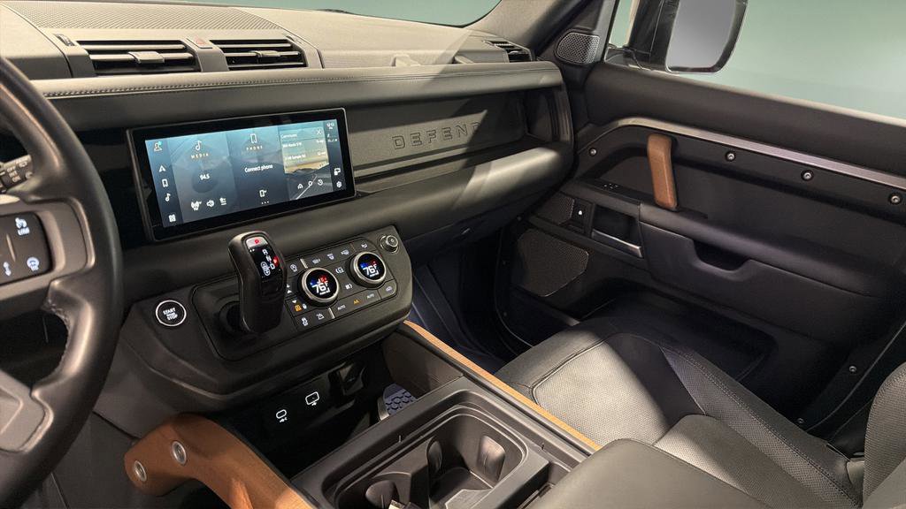 Used 2023 Land Rover Defender 110 X-Dynamic SE AWD/4WD image 24