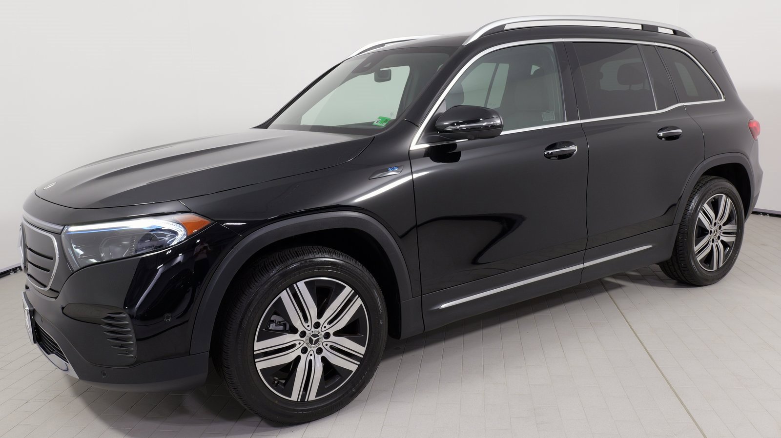Used 2022 Mercedes-Benz EQB 300 4MATIC image 3