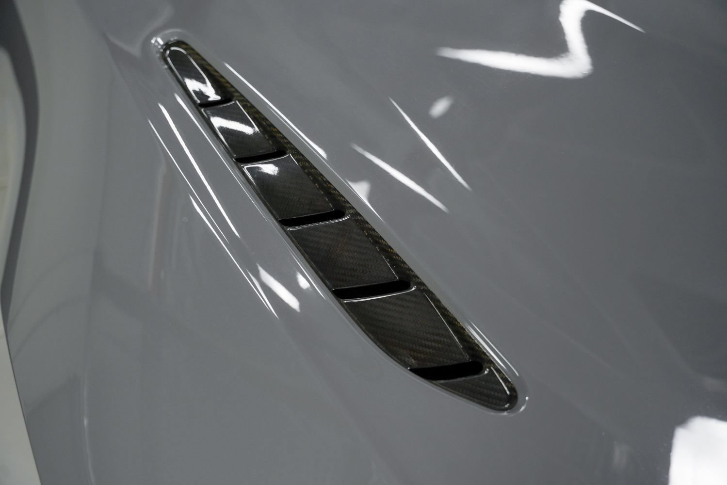 Used 2020 Aston Martin V8 Vantage AMR RWD image 17