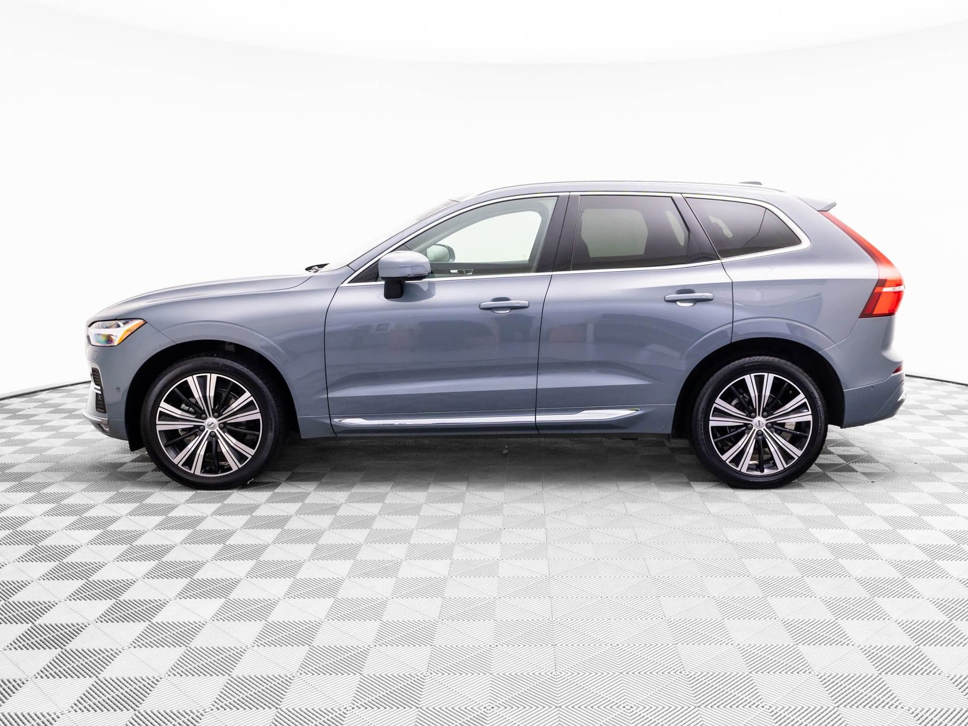 Used 2023 Volvo XC60 B5 Plus w/ Climate Package AWD/4WD image 2