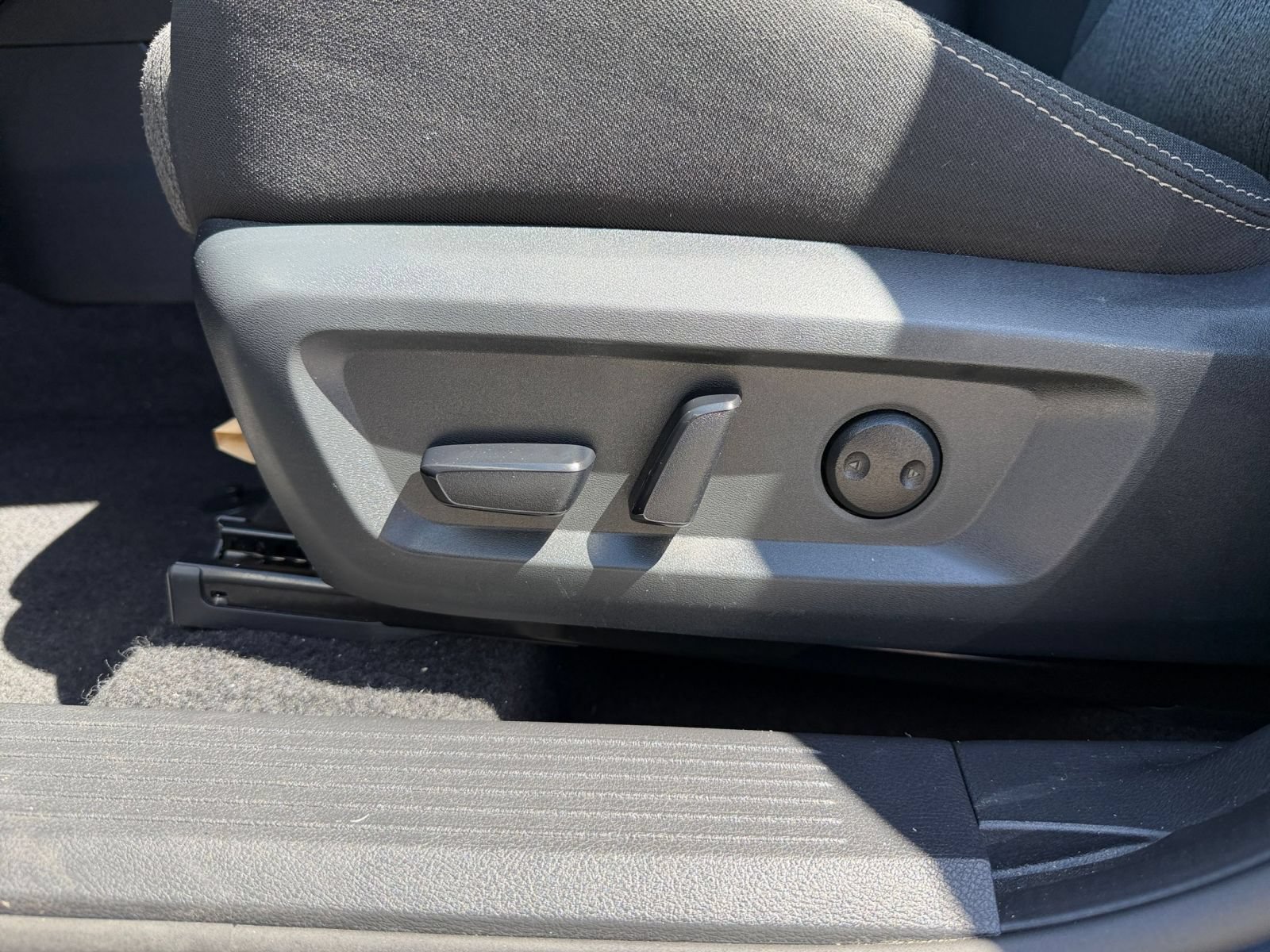 Used 2025 Nissan Rogue SV FWD image 22