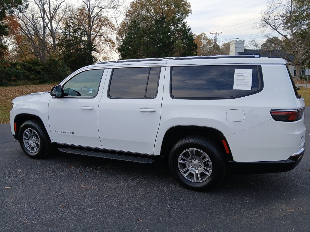 Used 2024 Jeep Wagoneer L Base image 10