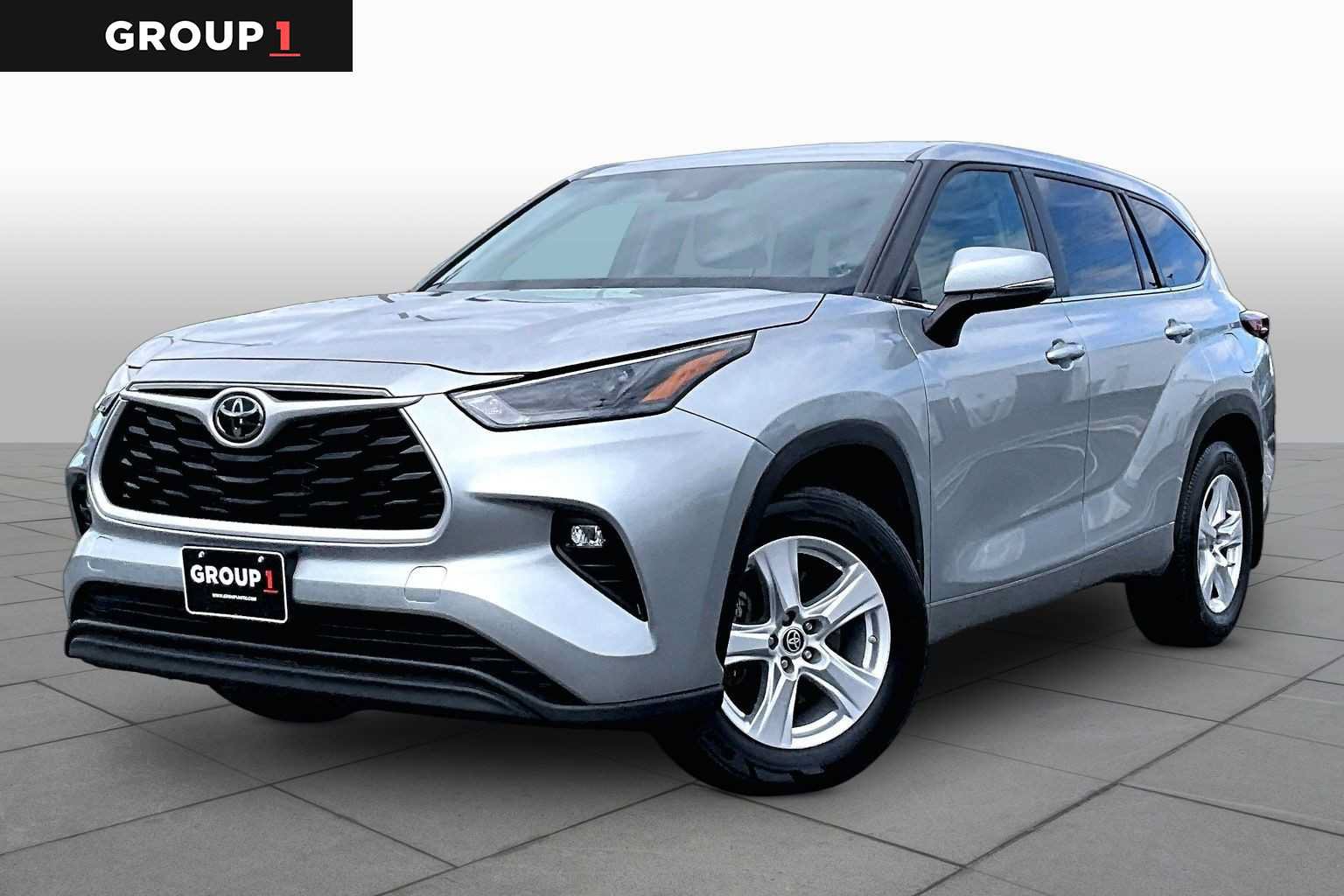 Used 2024 Toyota Highlander LE AWD/4WD image 1