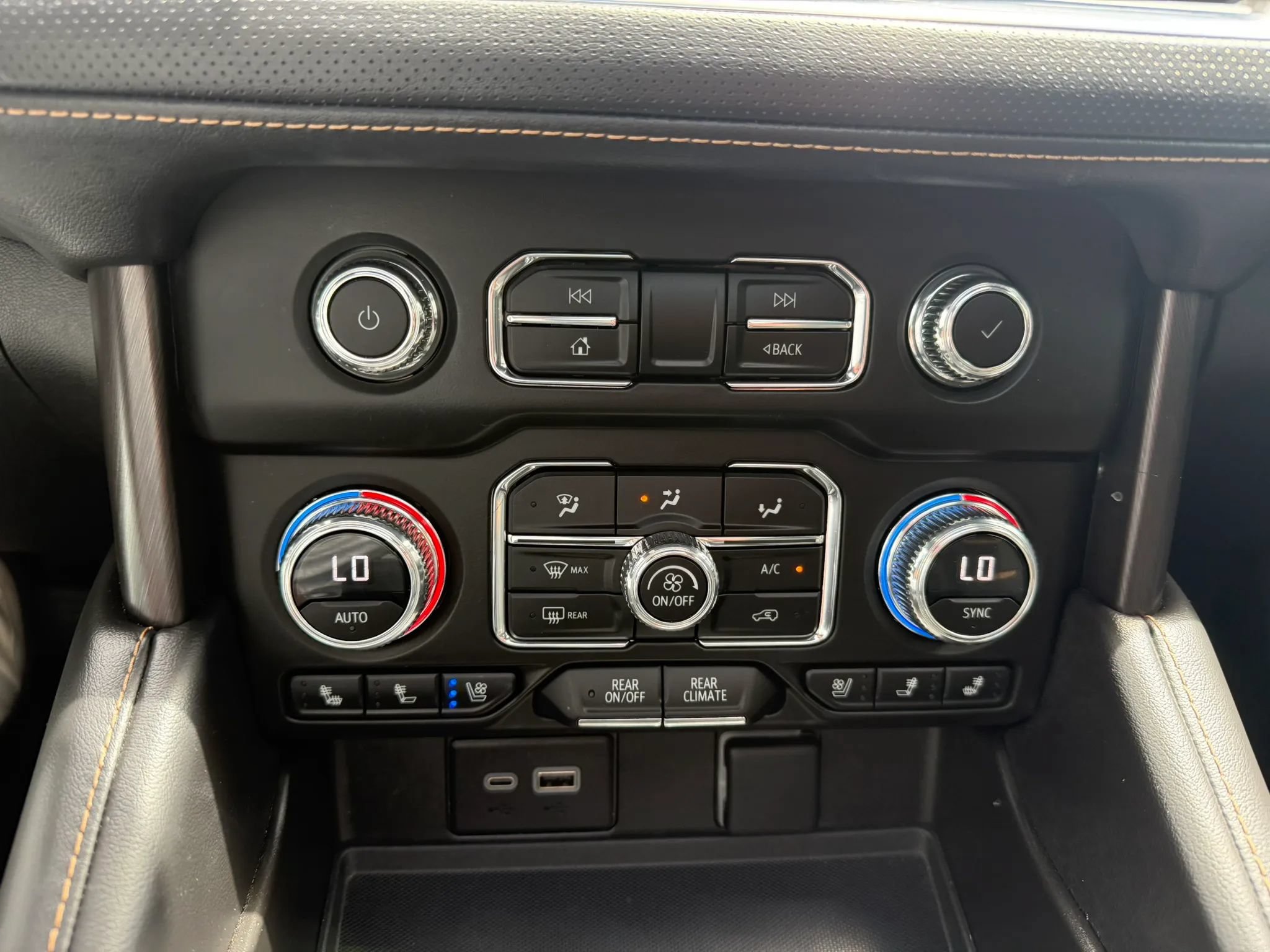 Used 2023 GMC Yukon XL AT4 w/ AT4 Premium Package AWD/4WD image 16