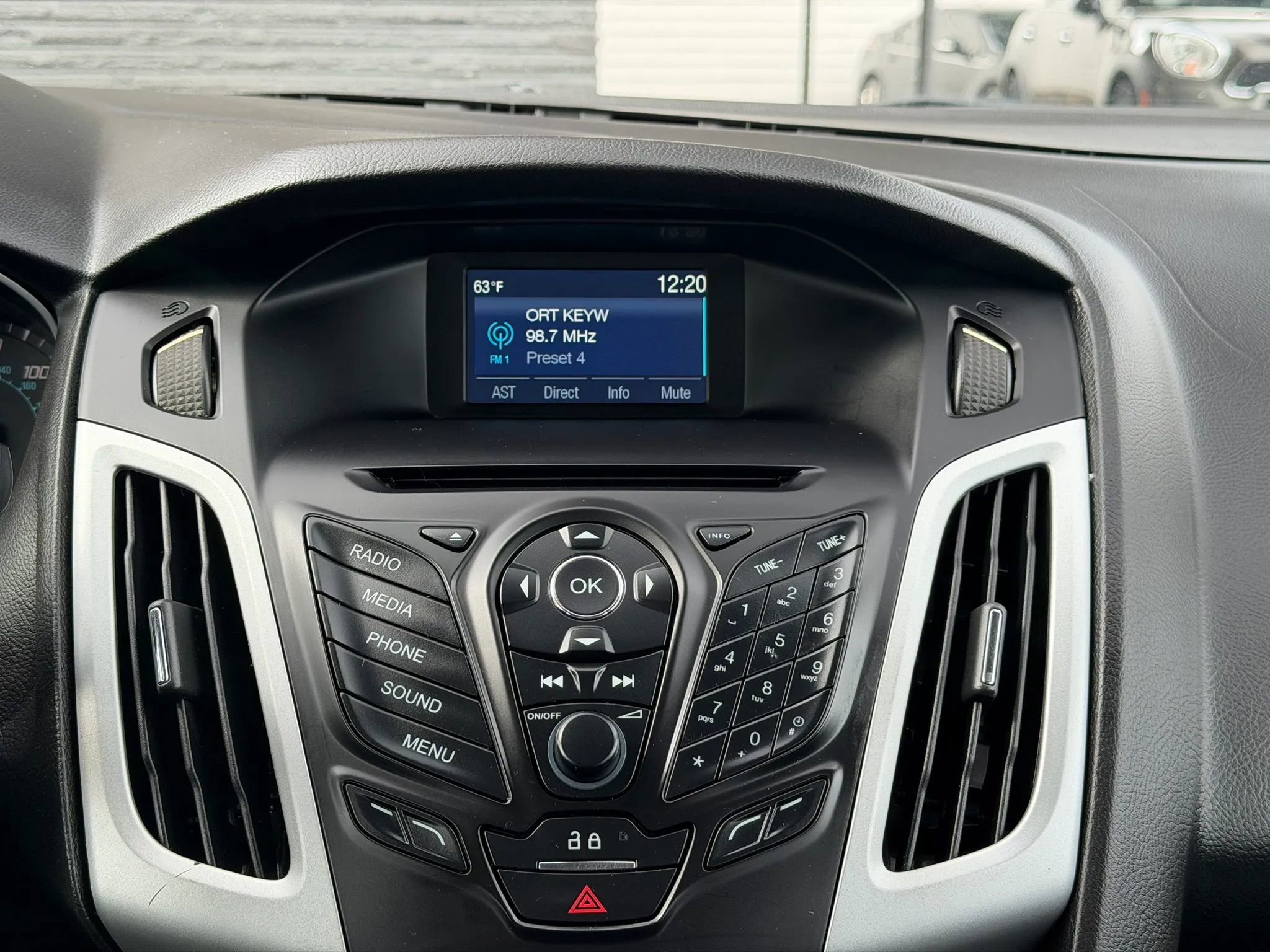 Used 2014 Ford Focus SE w/ SE Sport Package image 25