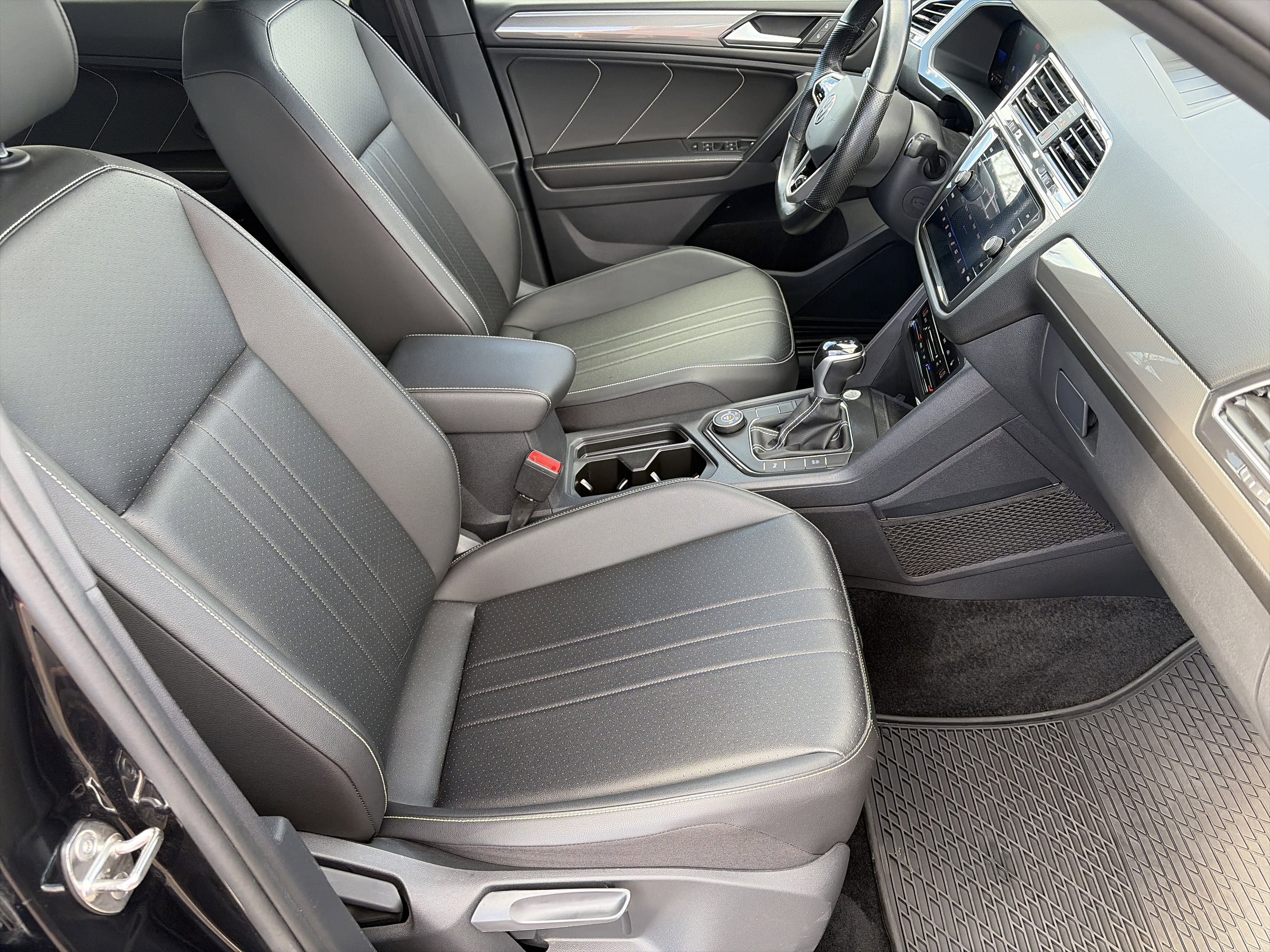 Certified 2023 Volkswagen Tiguan SE R-Line image 27