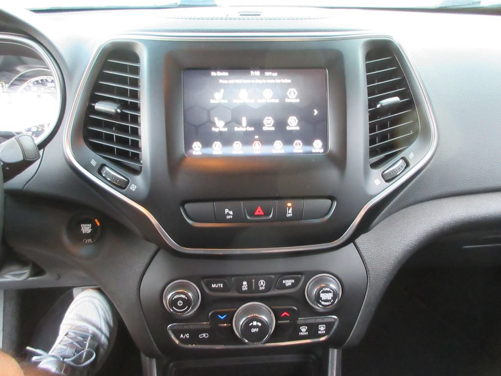 Used 2021 Jeep Cherokee Latitude Plus AWD/4WD image 29