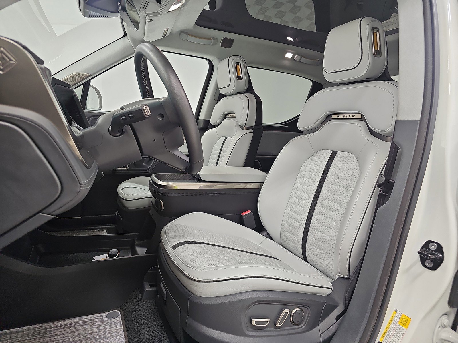 Used 2023 Rivian R1T Adventure image 20