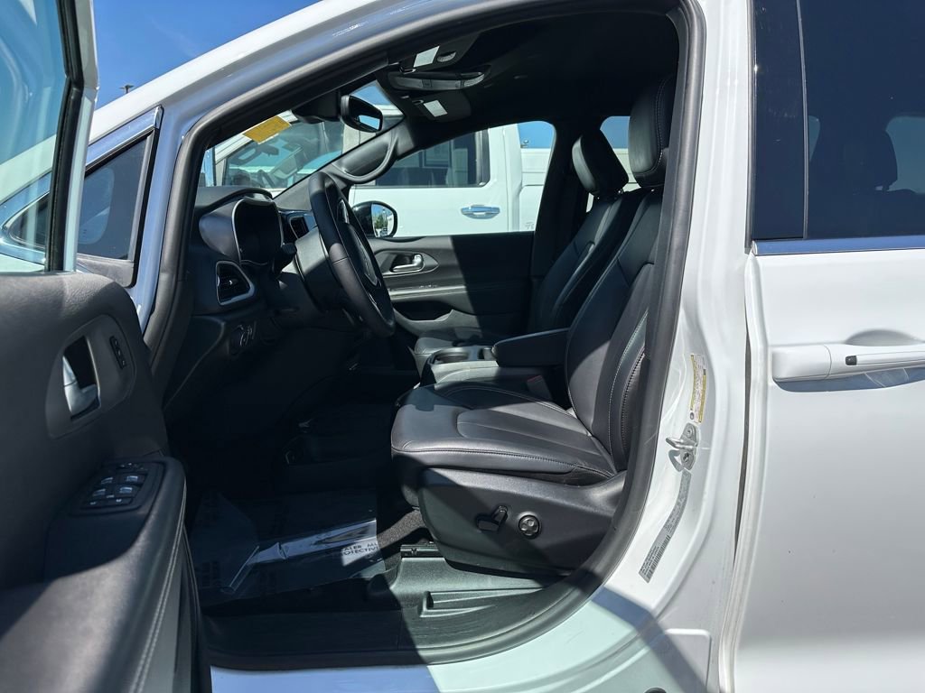 Used 2025 Chrysler Pacifica Select FWD image 18