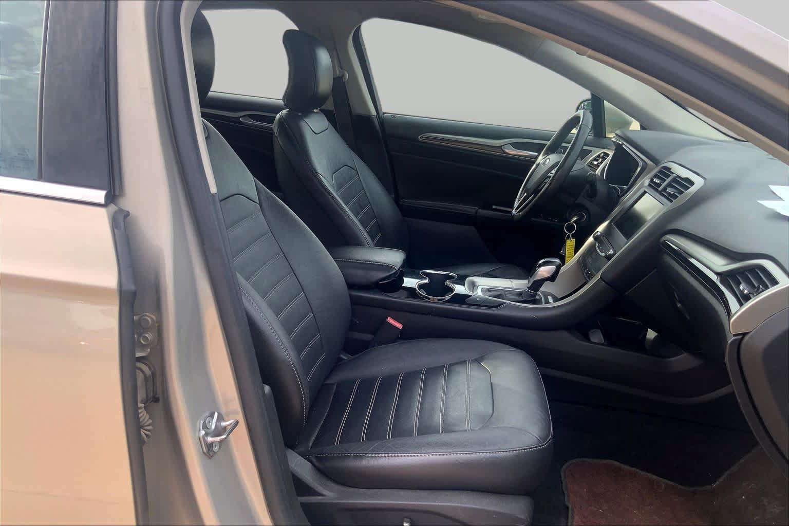 Used 2015 Ford Fusion SE w/ Equipment Group 202A FWD image 9