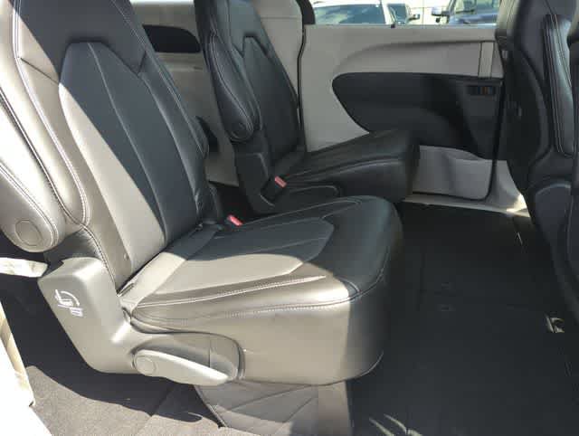 Used 2023 Chrysler Pacifica Touring-L FWD image 21