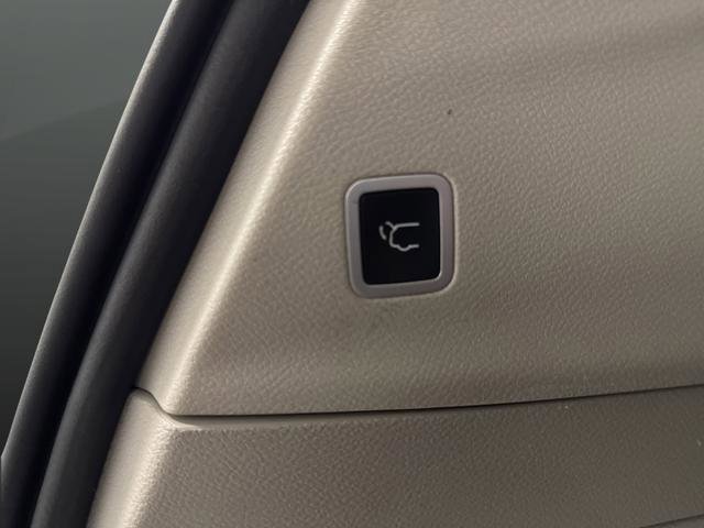 Used 2023 Chrysler Pacifica Limited w/ Uconnect Theater Family Group image 17