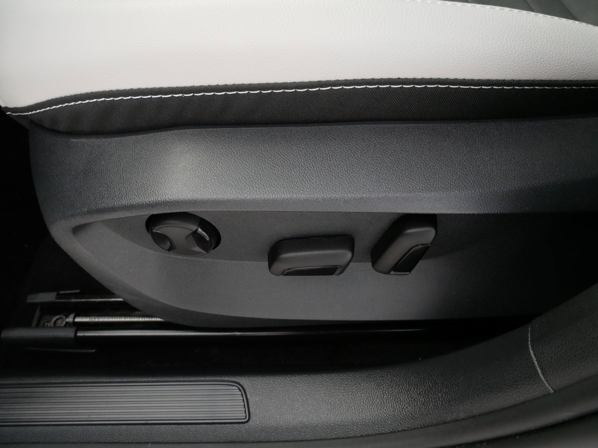 Certified 2025 Volkswagen Taos SE image 20