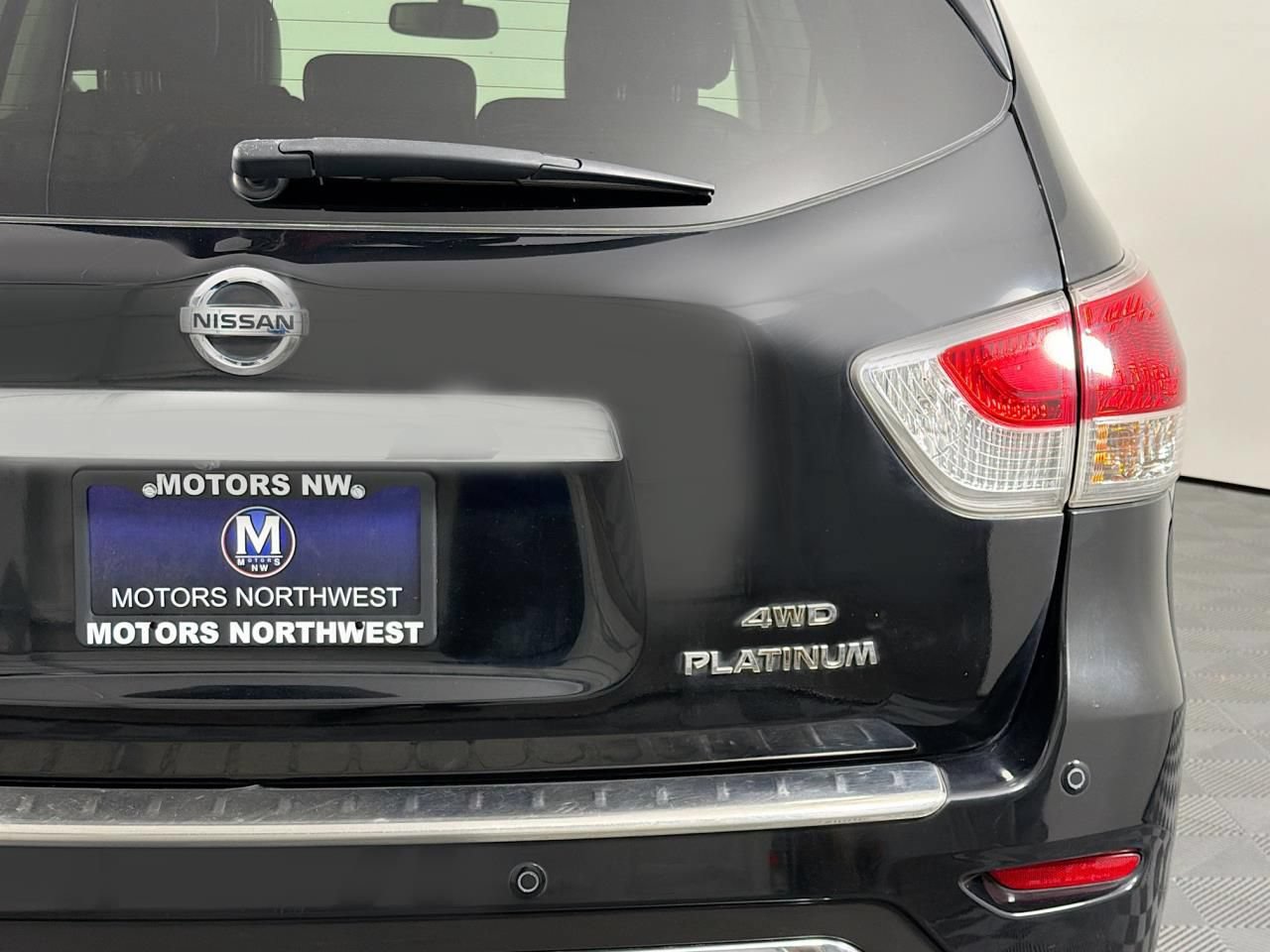 Used 2015 Nissan Pathfinder Platinum w/ Family Entertainment Package AWD/4WD image 23