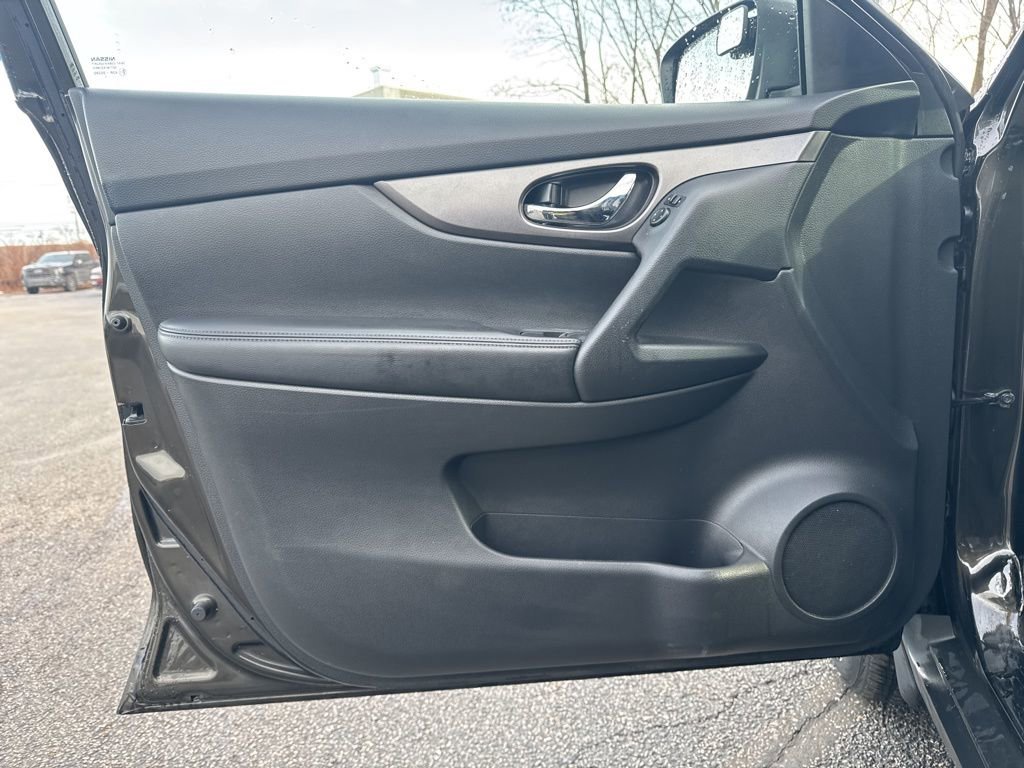 Used 2015 Nissan Rogue SV image 22