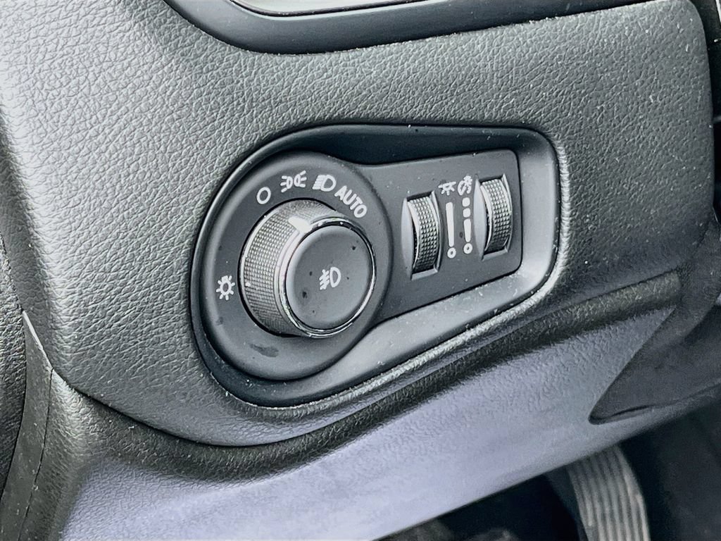 Used 2023 Jeep Renegade Latitude w/ Premium Group AWD/4WD image 10