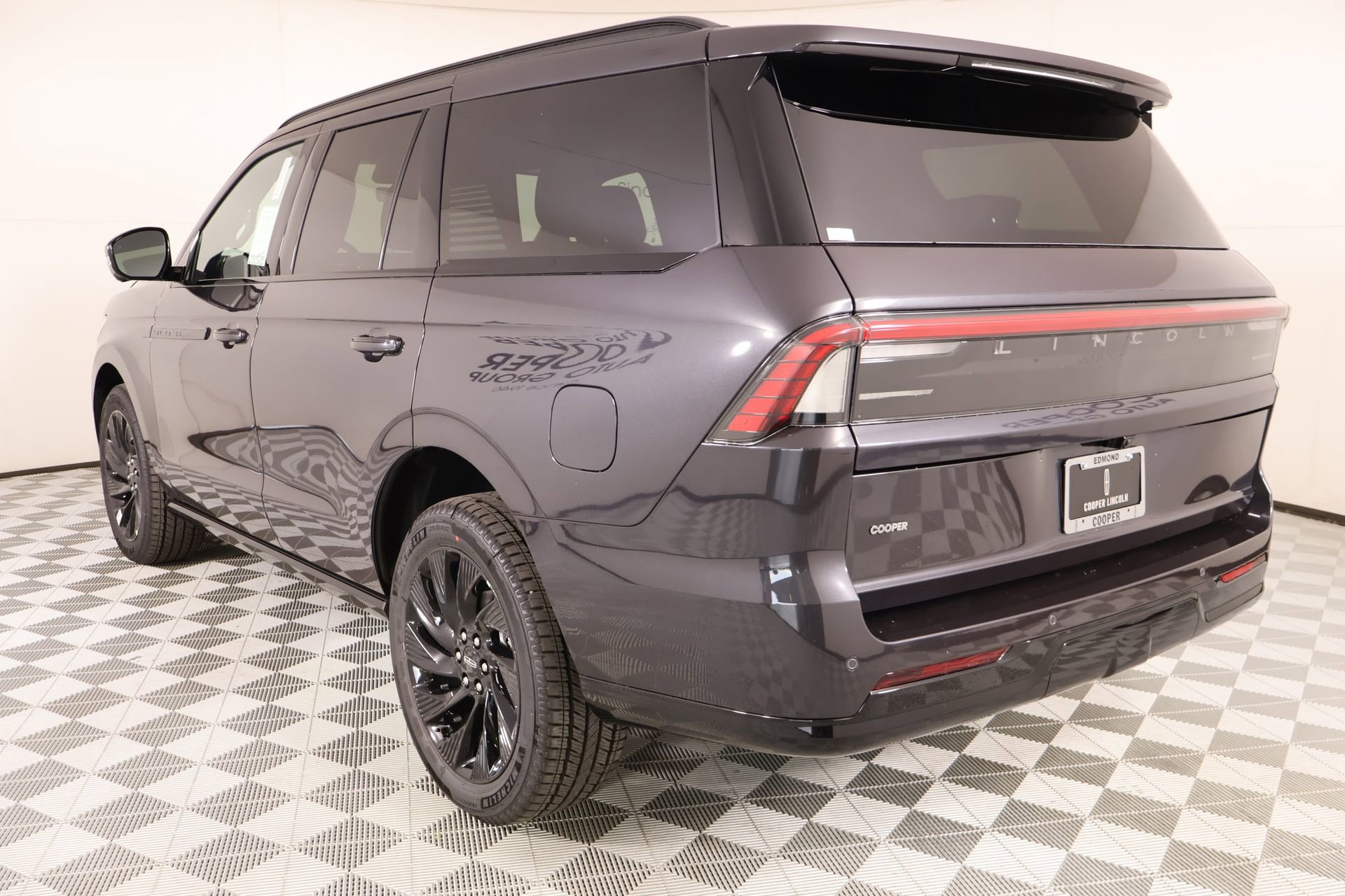 New 2026 Lincoln Navigator Reserve w/ Jet Appearance Package AWD/4WD image 25