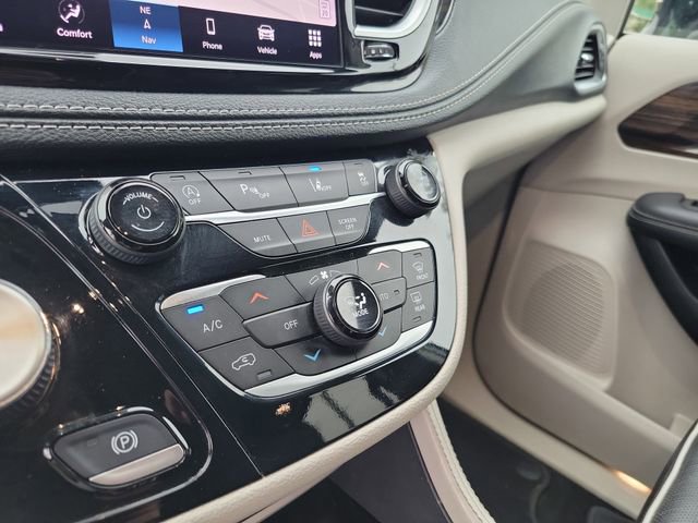 Used 2023 Chrysler Pacifica Limited FWD image 24