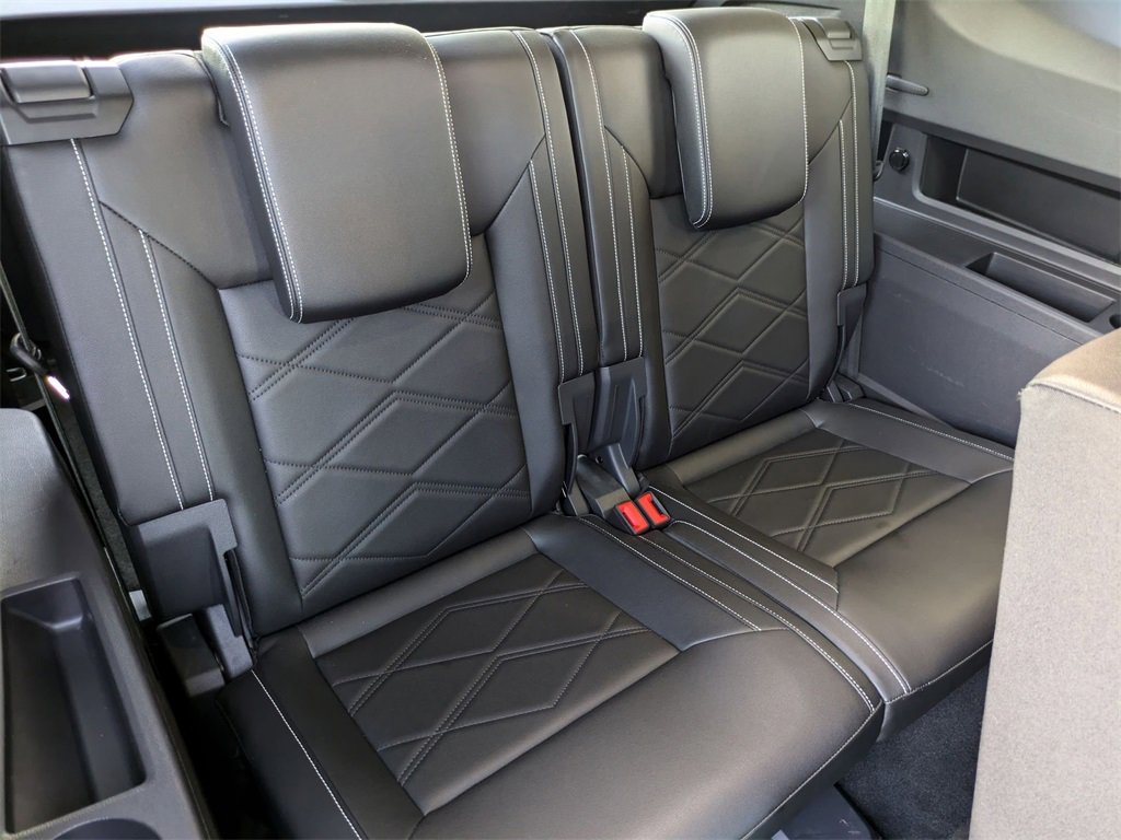 Used 2025 Volkswagen Atlas SE image 28