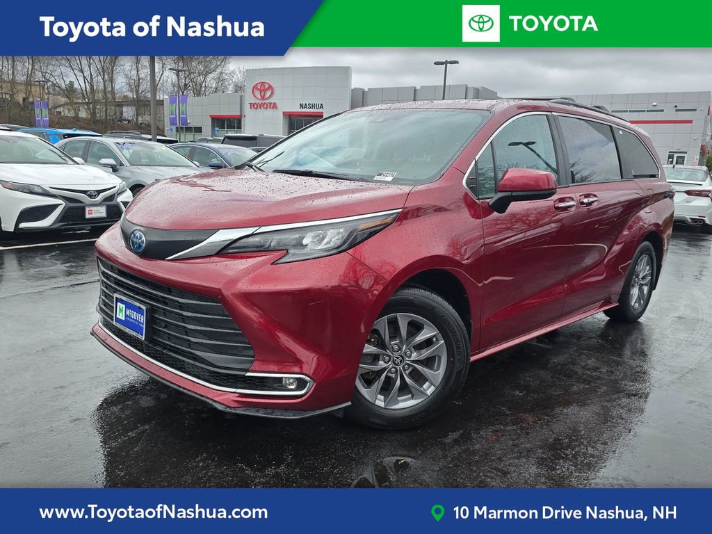 Used 2024 Toyota Sienna XLE w/ XLE Plus Package image 1