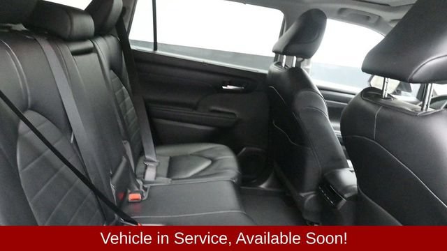 Used 2023 Toyota Highlander XLE AWD/4WD image 11