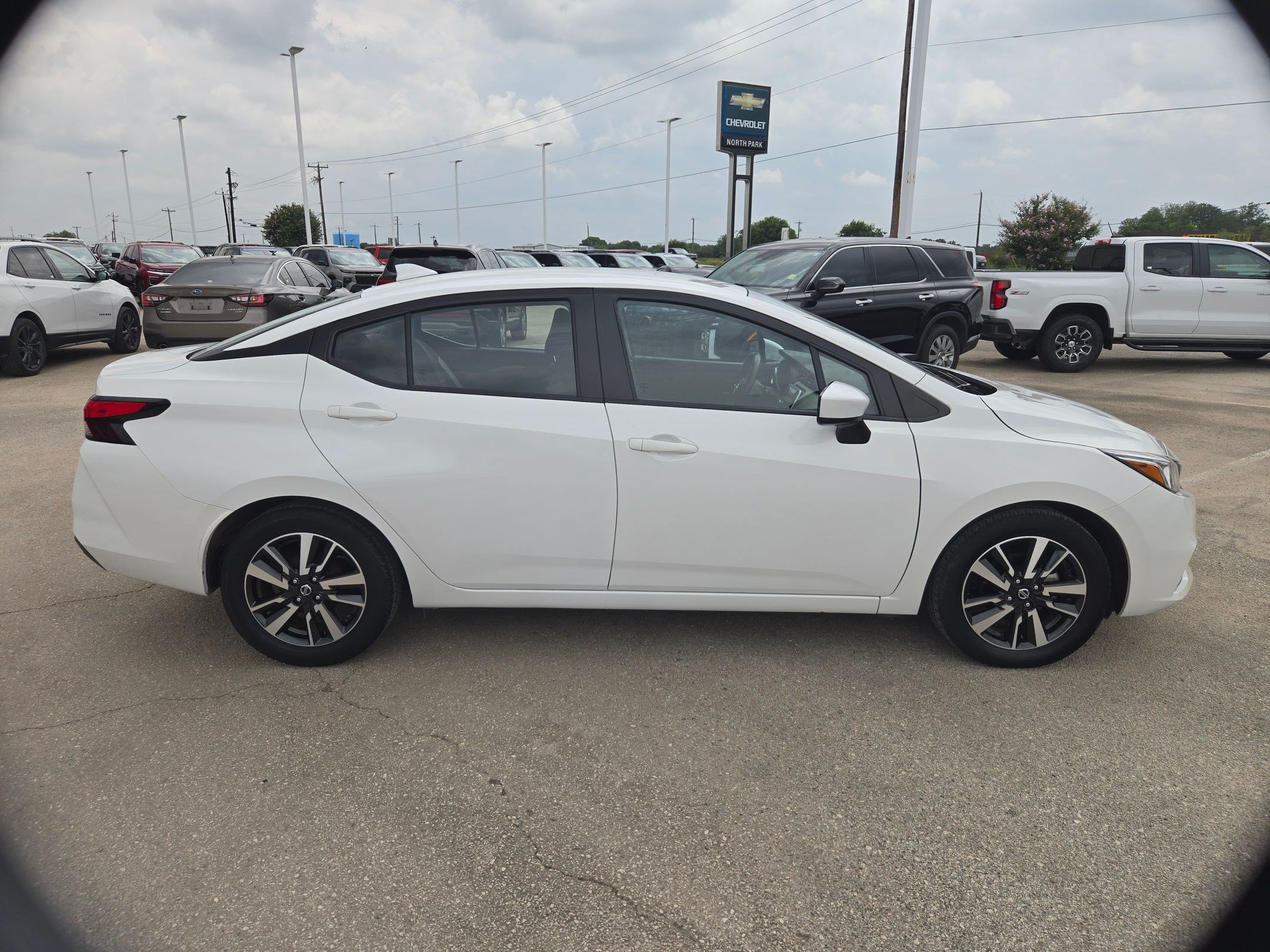 Used 2022 Nissan Versa SV FWD image 3