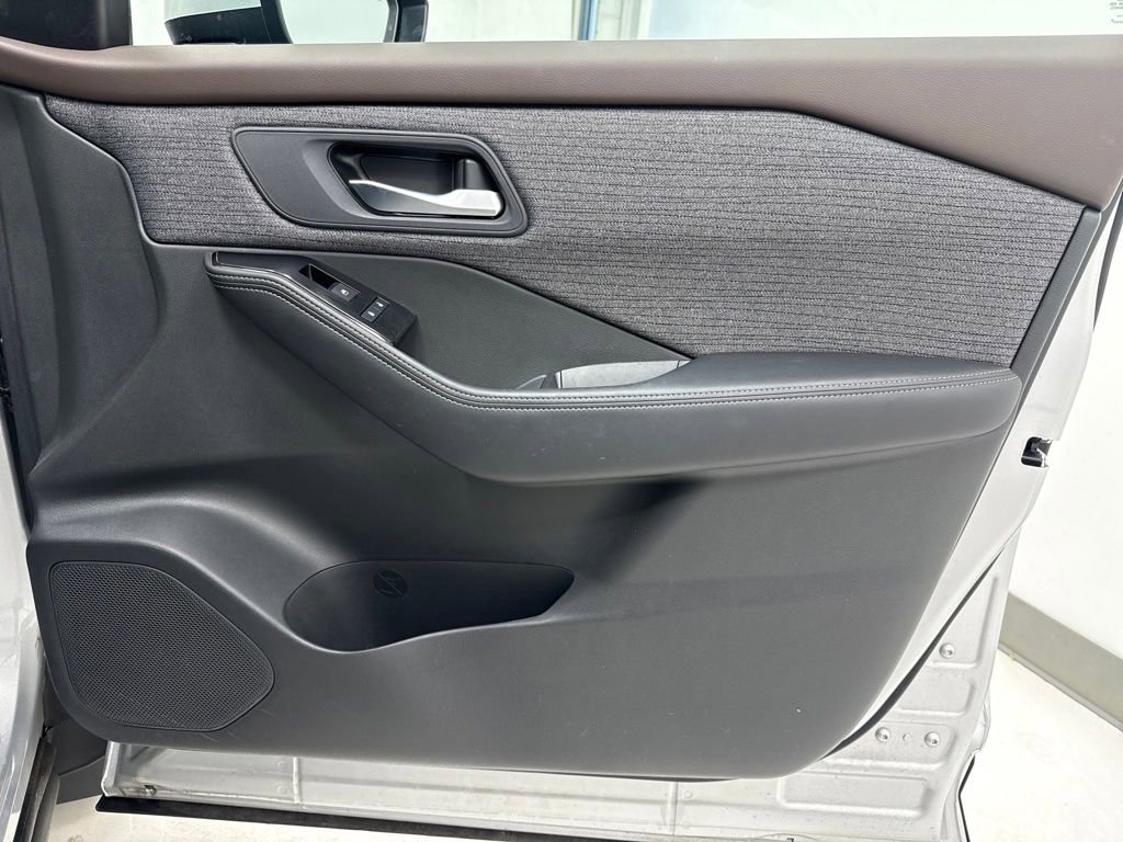 Used 2023 Nissan Rogue SV image 8