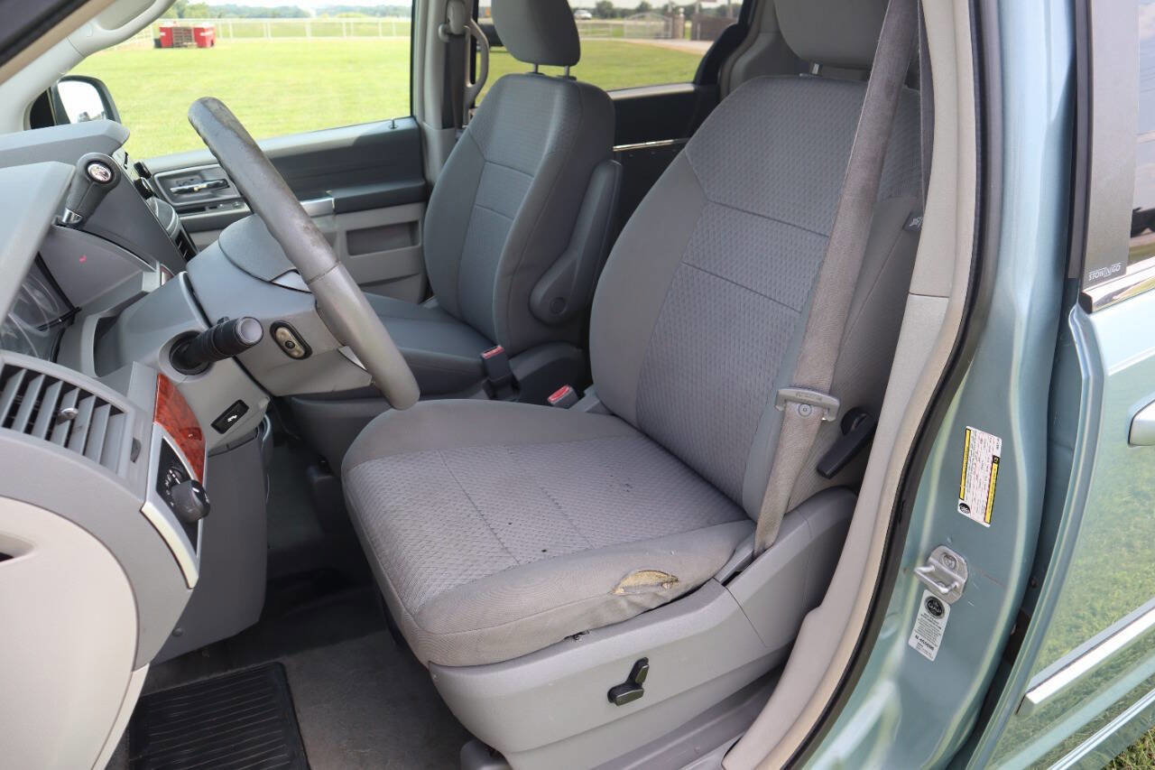 Used 2008 Chrysler Town & Country Touring image 4