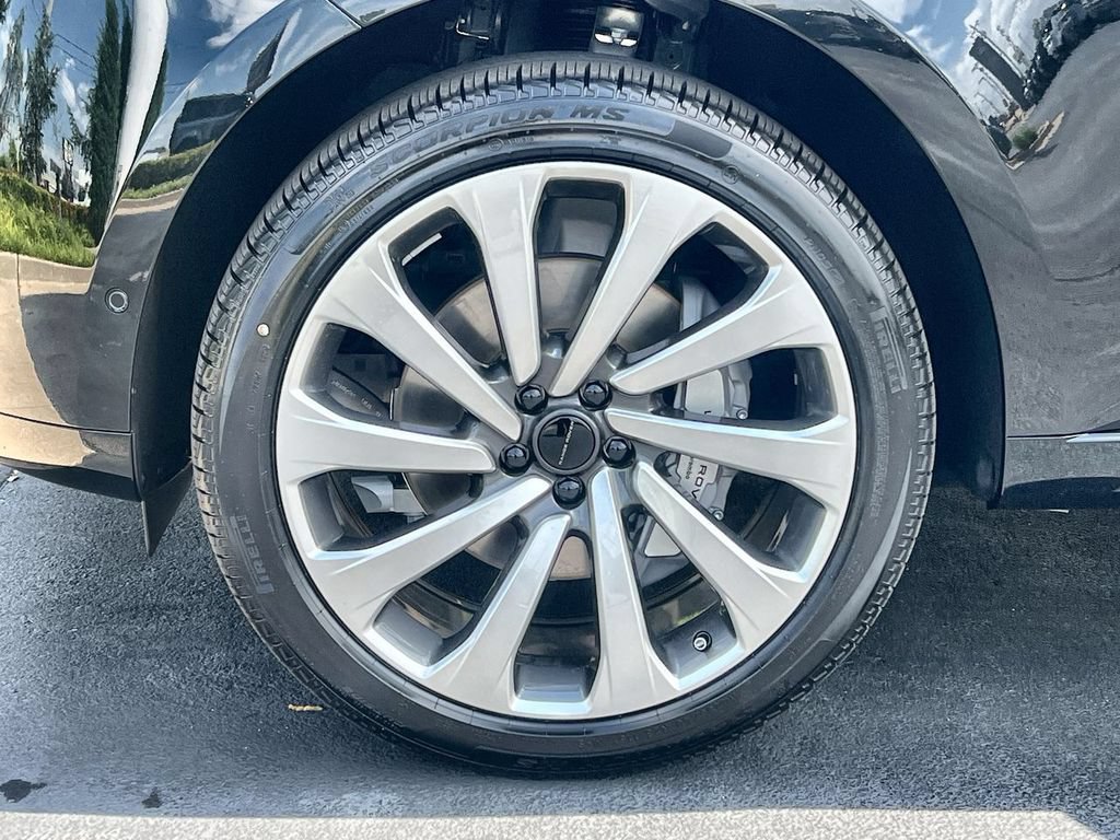 New 2026 Land Rover Range Rover Long Wheelbase SE AWD/4WD image 10