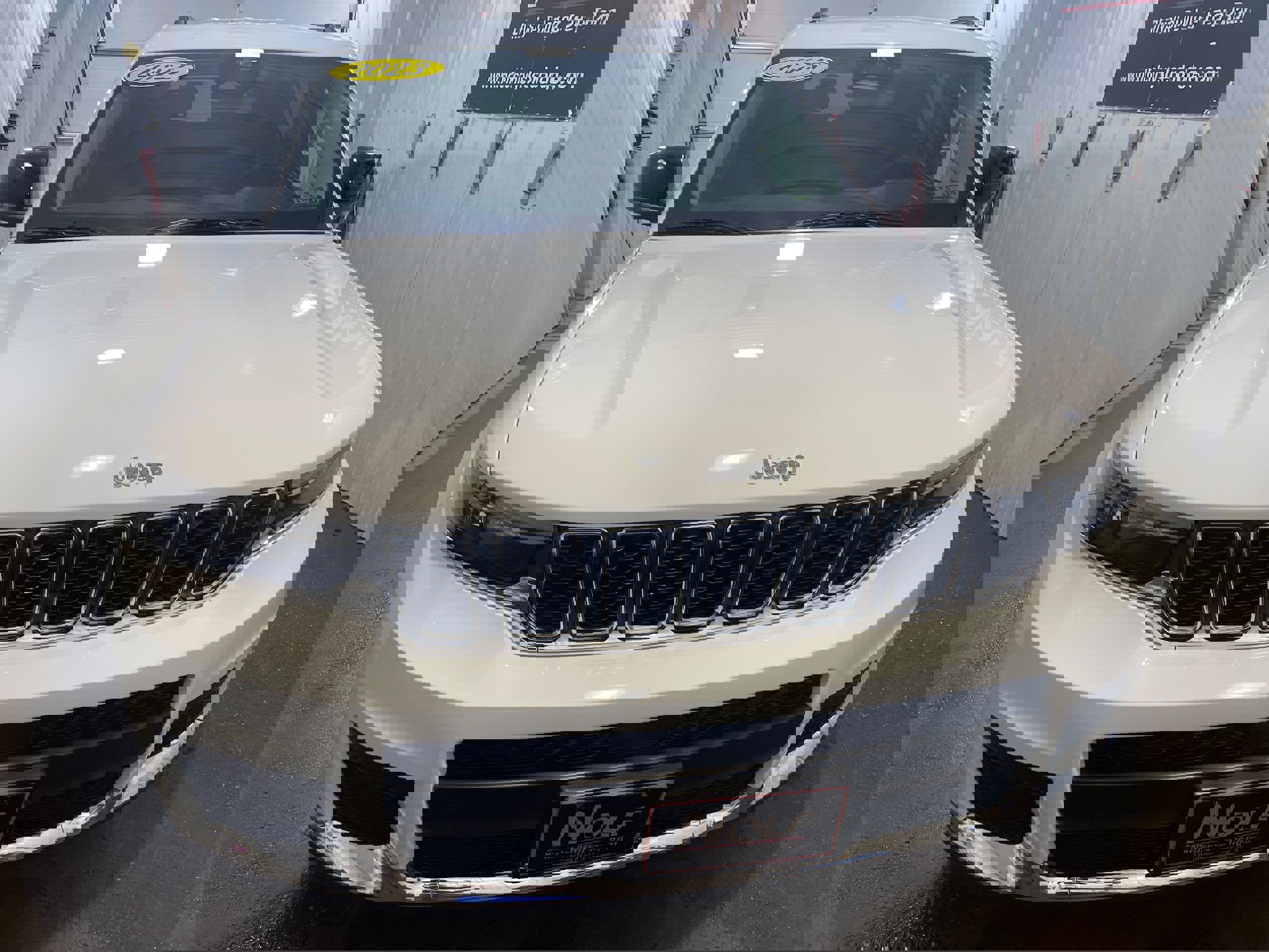 Used 2023 Jeep Grand Cherokee L Laredo image 3