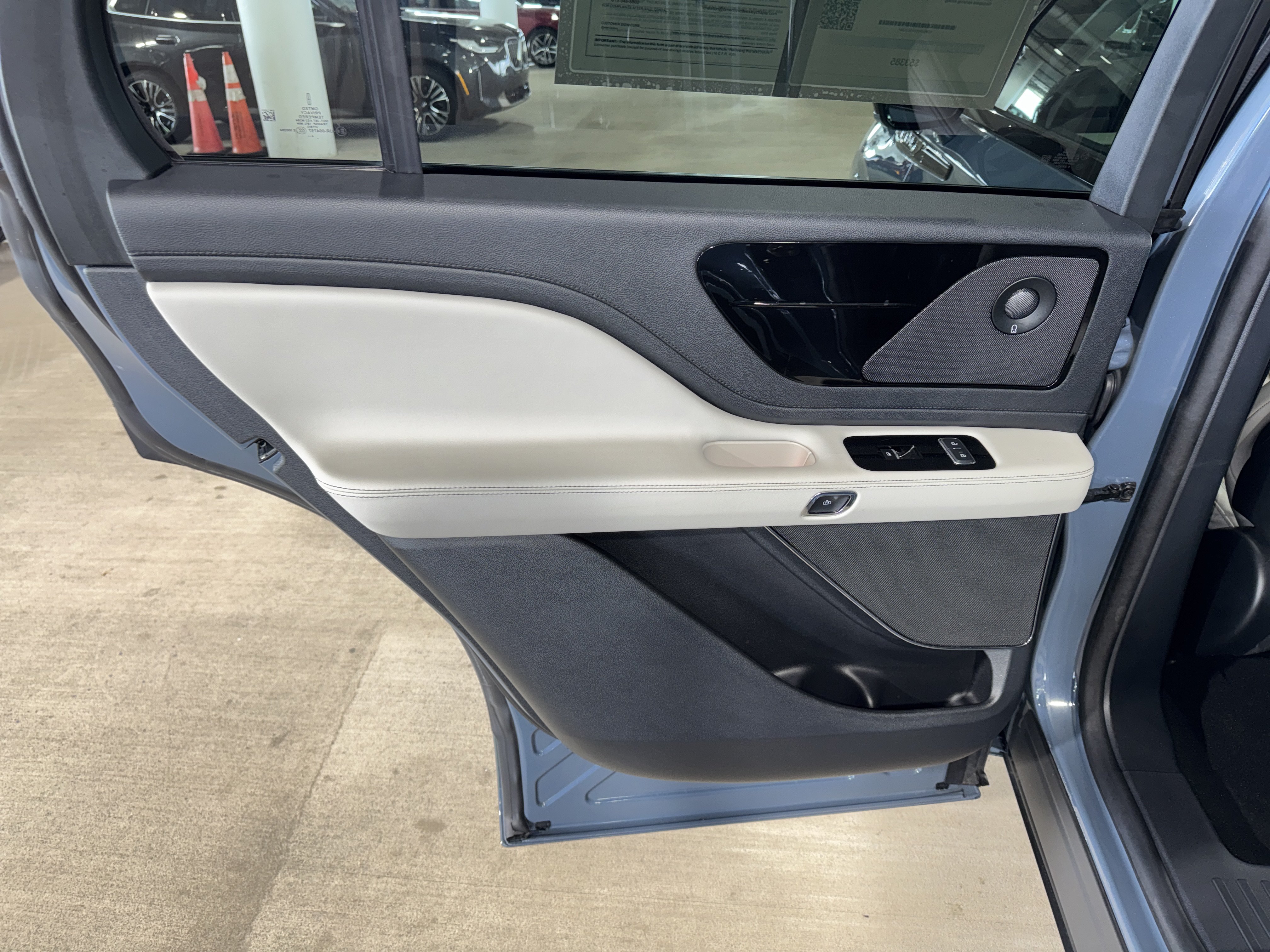 Used 2025 Lincoln Aviator Reserve w/ Jet Appearance Package RWD image 17