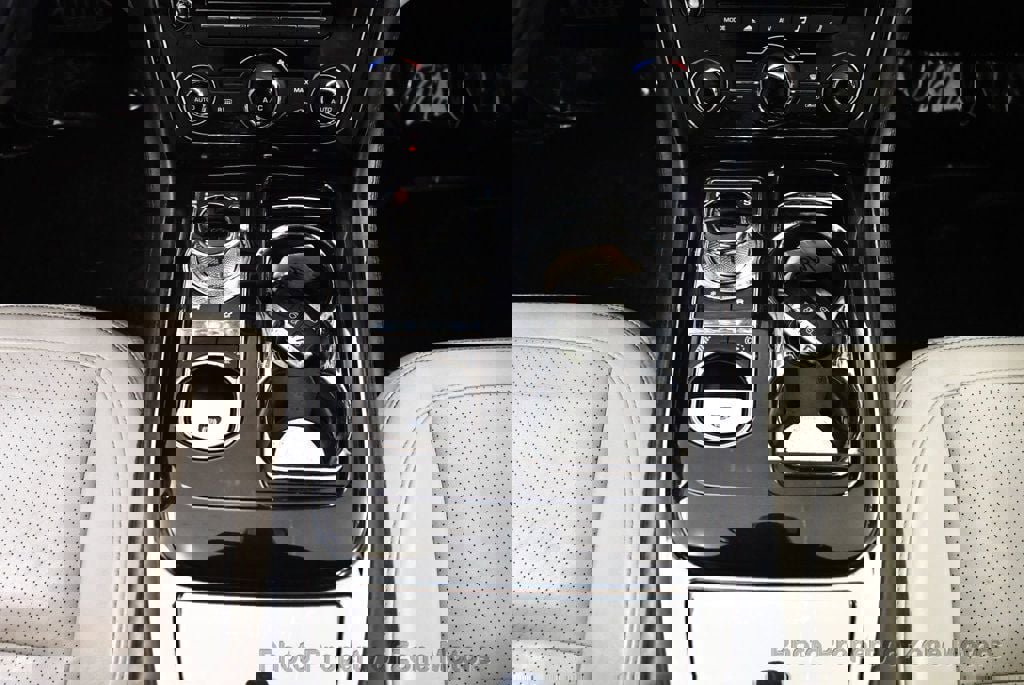 Used 2015 Jaguar XJ image 28